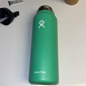 Green 40 oz hydro flask straw and lid included